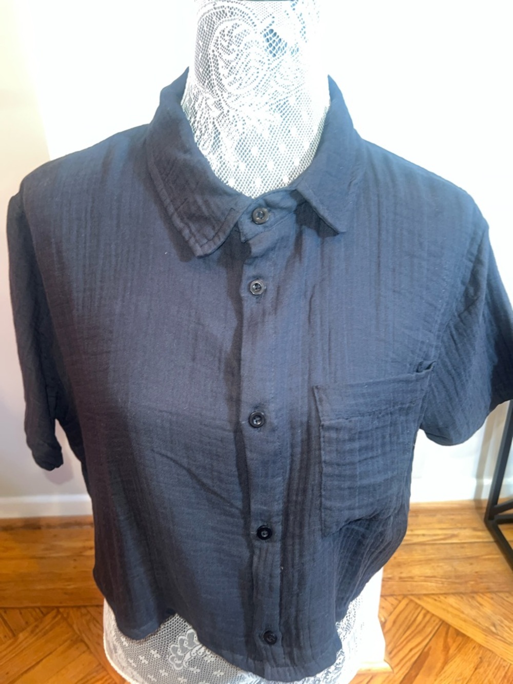 Tahari black Short-Sleeve Crop Button-Up Top